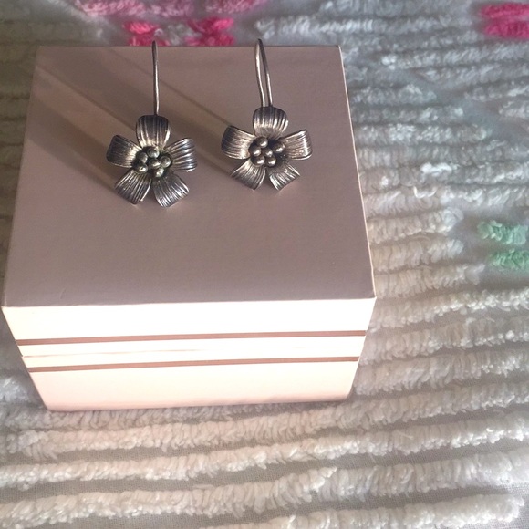 Silver Flower Pierced Earrings, Cute & Classic - Picture 8 of 8